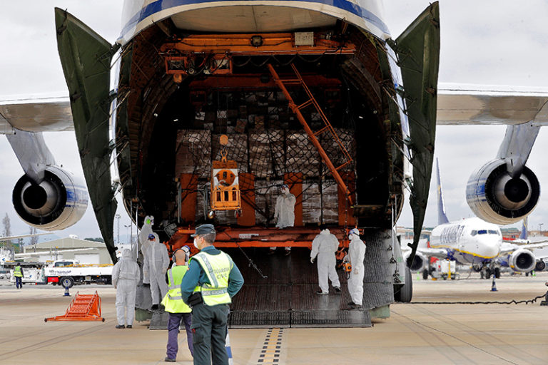Llegan dos nuevos aviones con más de 3,5 millones de unidades de material sanitario