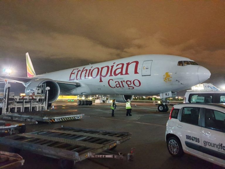 El décimo vuelo contratado por la Generalitat llega con 46 toneladas de material sanitario para la Comunitat Valenciana procedente de China