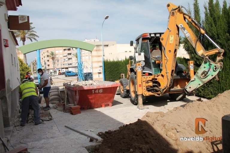 Este lunes han comenzado las obras de accesibilidad de la zona de la cafetería de las piscinas municipales