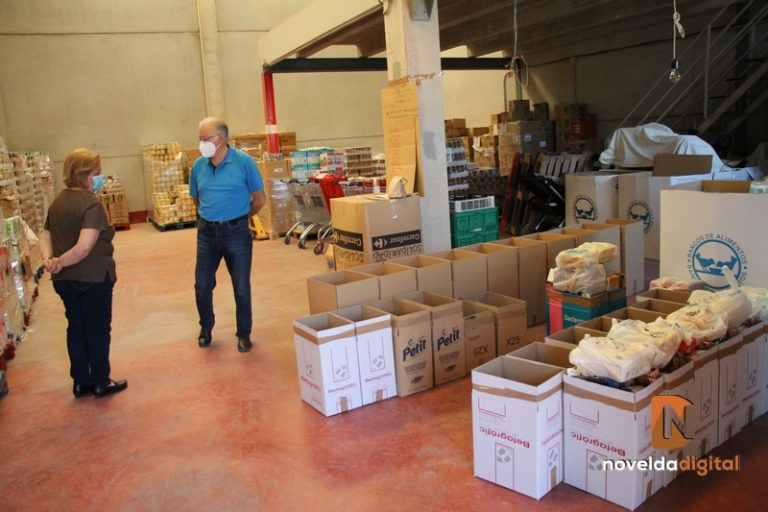 Los voluntarios de Cáritas San Roque y San Pedro retoman la gestión del banco de alimentos