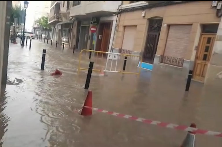 La lluvia sigue provocando inundaciones en bajos comerciales y viviendas