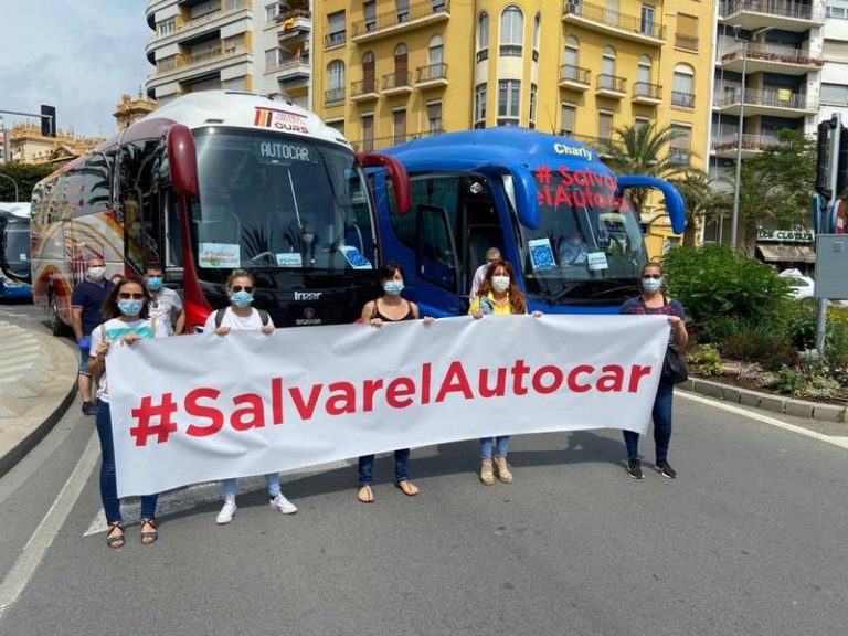 Las empresas de autocares se manifiestan en Alicante para reclamar una moratoria en los leasings