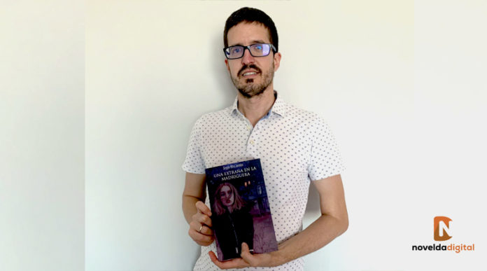 Sergio Mira Jordán junto a su nueva novelda Una extraña en la madriguera