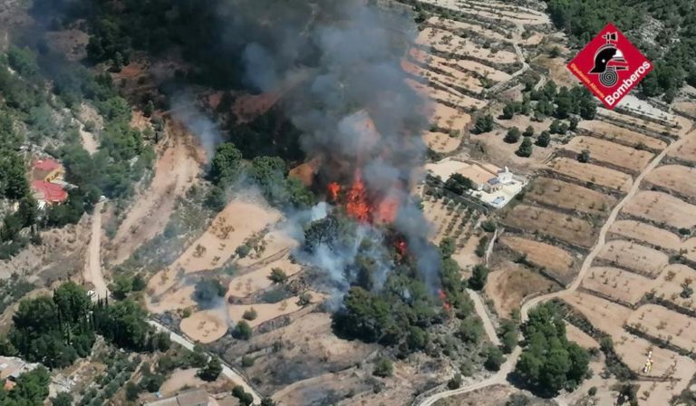 Más de medio centenar de bomberos y los dos helicópteros del Consorcio Provincial de Alicante  participan en la extinción del incendio de Monóvar
