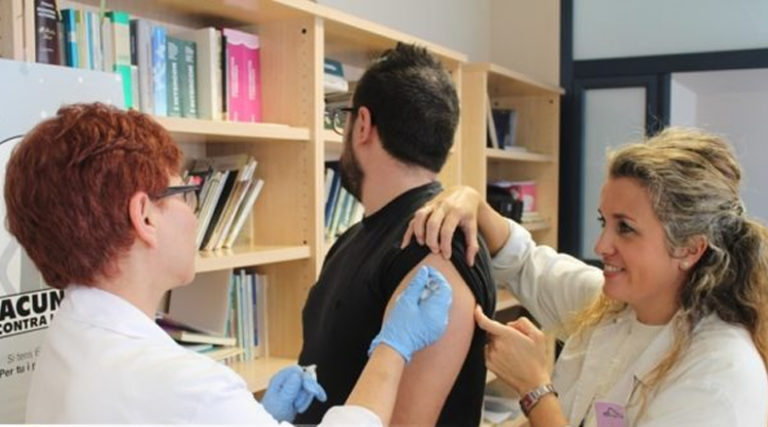 Sanidad distribuye más de 1.250.000 dosis de vacunas contra la gripe para los grupos de riesgo en la Comunitat Valenciana