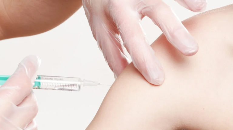 Sanidad administra más de 33.000 dosis de vacuna contra la gripe en el primer día de campaña