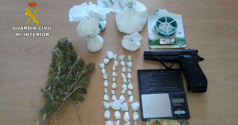 La Guardia Civil desmantela dos puntos de cultivo de marihuana y otro de venta de drogas en la comarca del Medio Vinalopó