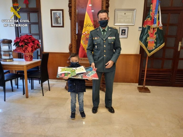 Álvaro, un niño de 6 años de Novelda, consigue el Tercer Premio de la VI edición del concurso anual de Postales Navideñas de la Guardia Civil
