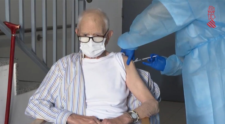 Batiste Martí, de 81 años, recibe la primera dosis de la vacuna contra el coronavirus en la Comunitat Valenciana