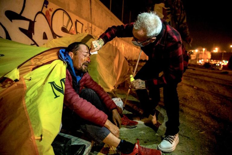 Ayudar nos ayuda. El empresario noveldense Jesús Navarro se adentra en el mundo de los sin techo y les lleva mantas, comida y afecto