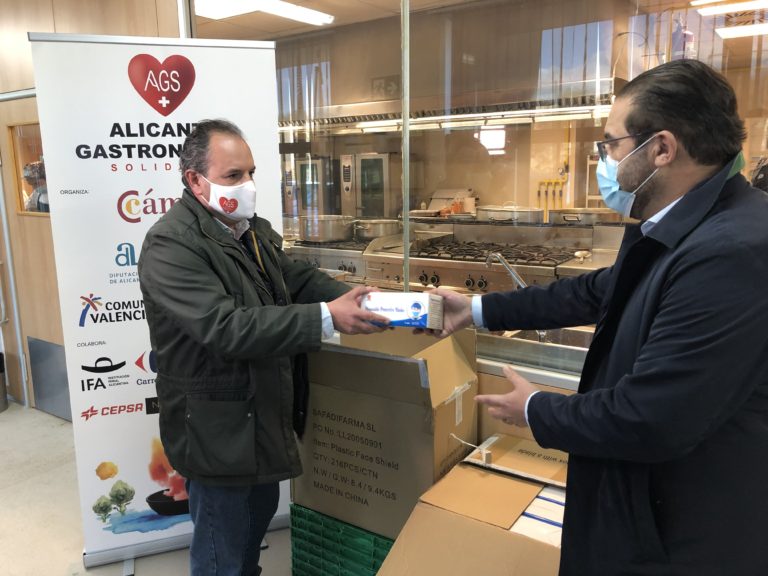 Alicante Gastronómica Solidaria recibe una donación de mascarillas y pantallas de protección para los voluntarios que elaboran y reparten los menús solidarios