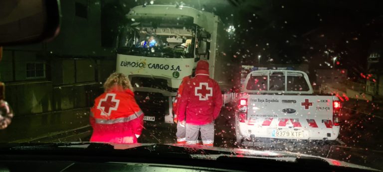 Más de 100 patrullas de la Guardia Civil con 230 agentes retienen camiones por la intensidad de las nevadas y evitan el desabastecimiento de municipios