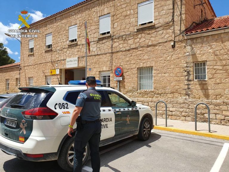 La Guardia Civil de Novelda ha detenido a dos personas e investigado a otra por robar en la casa de un futbolista de un equipo de fútbol murciano