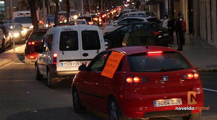 Los hosteleros invaden en coche las calles de Novelda