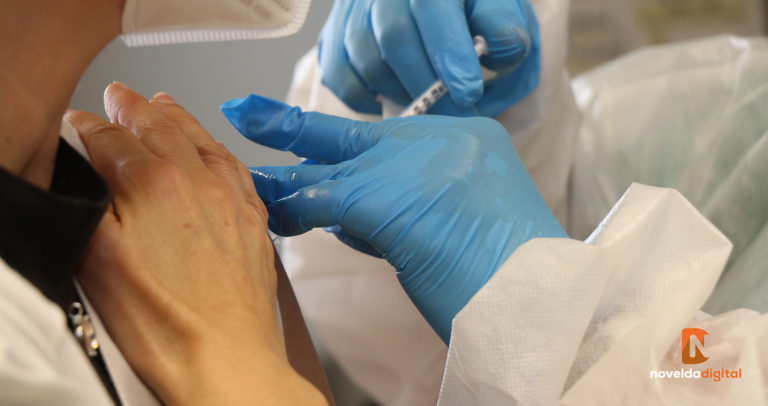 Novelda inicia el proceso de vacunación de la población en mayores de 90 años
