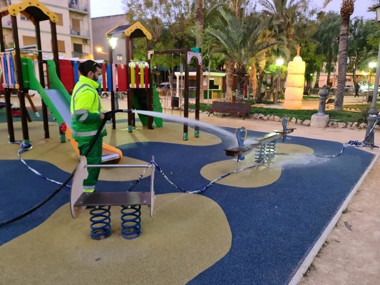 El Ayuntamiento prepara las zonas de juegos infantiles en los parques para su reapertura