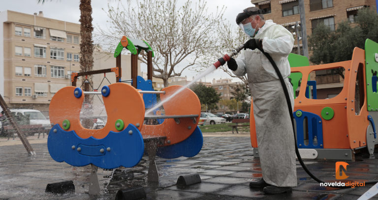 El Ayuntamiento desinfecta diariamente los juegos infantiles de los parques