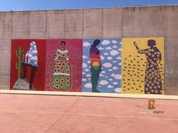 Los alumnos del IES Vinalopó realizan un gran mural por el Día de la Mujer