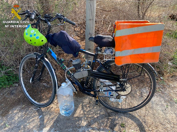 La Guardia Civil de Tráfico intercepta una bicicleta circulando con un motor de ciclomotor instalado