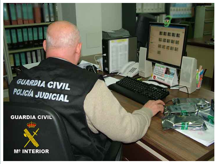 La Guardia Civil detiene a 2 hombres de 66 y 29 años en la provincia de Alicante por estafar más de 70.000 euros a través internet