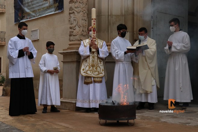 San Pedro celebró la Vigilia Pascual, eucaristía más importante del año