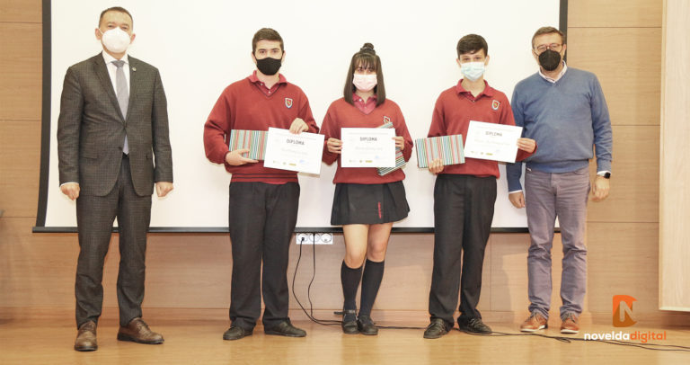 Entrega de premios del proyecto PIDE a tres alumnos del Oratorio Festivo