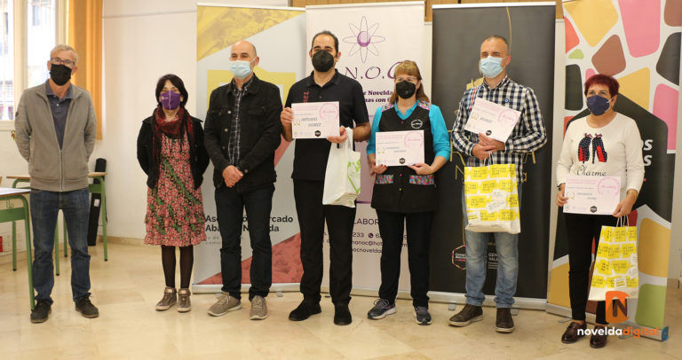 Los ganadores del concurso de escaparates “Yo me uno al rosa 2020” reciben sus premios
