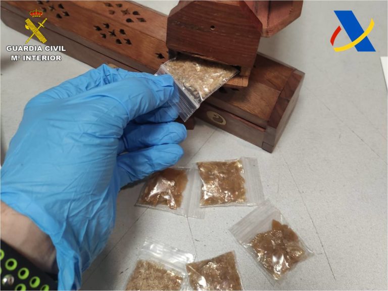 La Guardia Civil intercepta un paquete que contenía una droga conocida como molécula de Dios