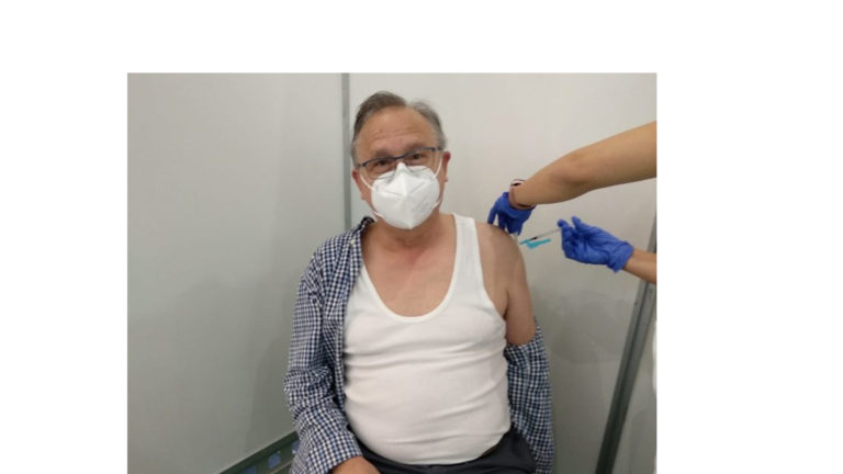 El ex-alcalde Mariano Beltrá vacunándose esta semana