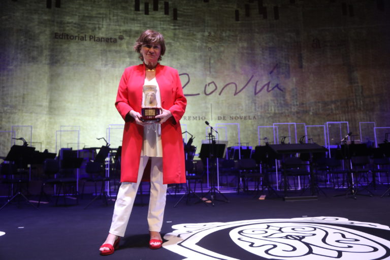La escritora y periodista Nativel Preciado se alza con el Premio Azorín de Novela 2021 con su obra ‘El Santuario de los Elefantes’