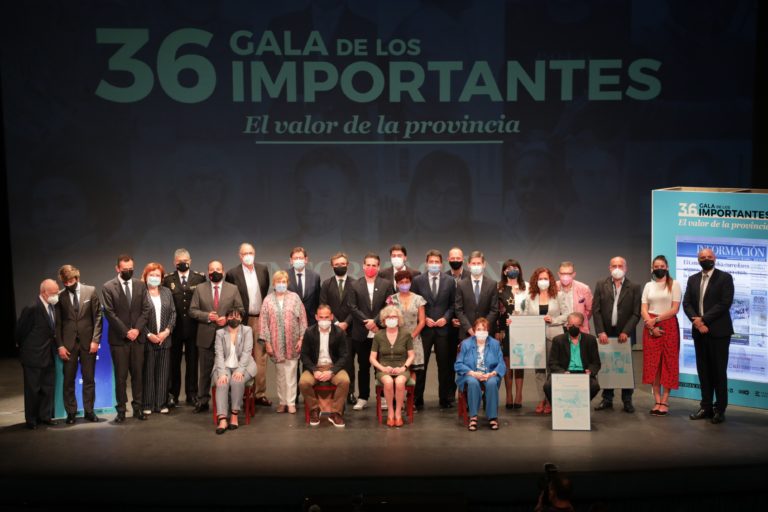 Pedro Rubira, presidente de Asaja Novelda, recoge un galardón en los «Premios Importantes» en representación de los agricultores solidarios