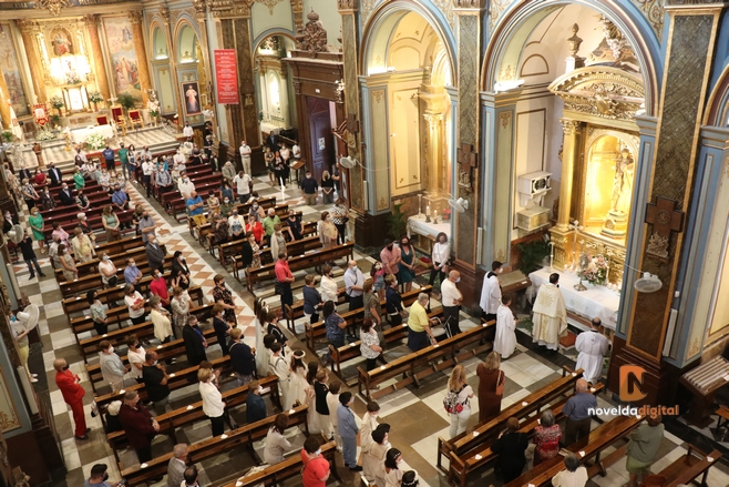 El Corpus Christi procesiona en el interior de San Pedro