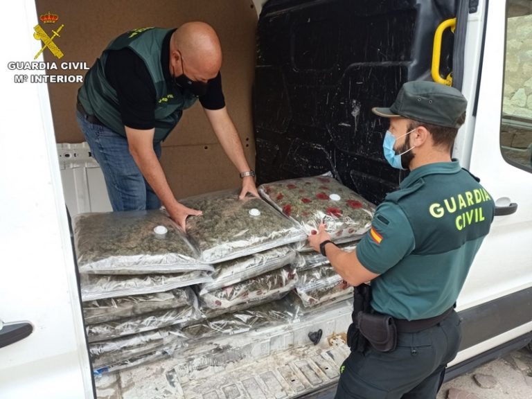 La Guardia Civil incauta 22 kilos de cogollos de marihuana en una furgoneta en Monforte del Cid