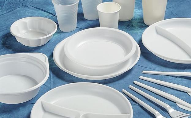 Desde hoy, platos y vasos  de plástico, bastoncillos, embases de polietileno o pajitas de plástico quedan prohibidos en la Unión Europea