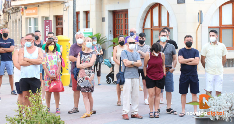 El Ayuntamiento, el Colectivo LGTBIQ+ Novelda y congregados en la Plaça Vella guardan un minuto de silencio contra la violencia y los asesinatos homófobos