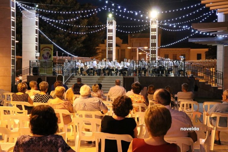 El templete de La Glorieta acoge a «Los Flamencos» en una velada de música ligera