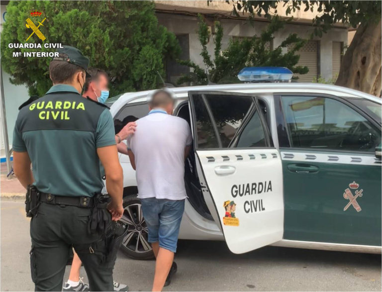 La Guardia Civil detiene al hombre que golpeó contra la pared a una mujer de 87 años, que caminaba con andador, para sustraerle el bolso