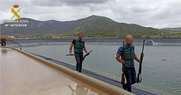 La Guardia Civil recupera nueve armas ocultas en el fondo de un embalse en Monóvar