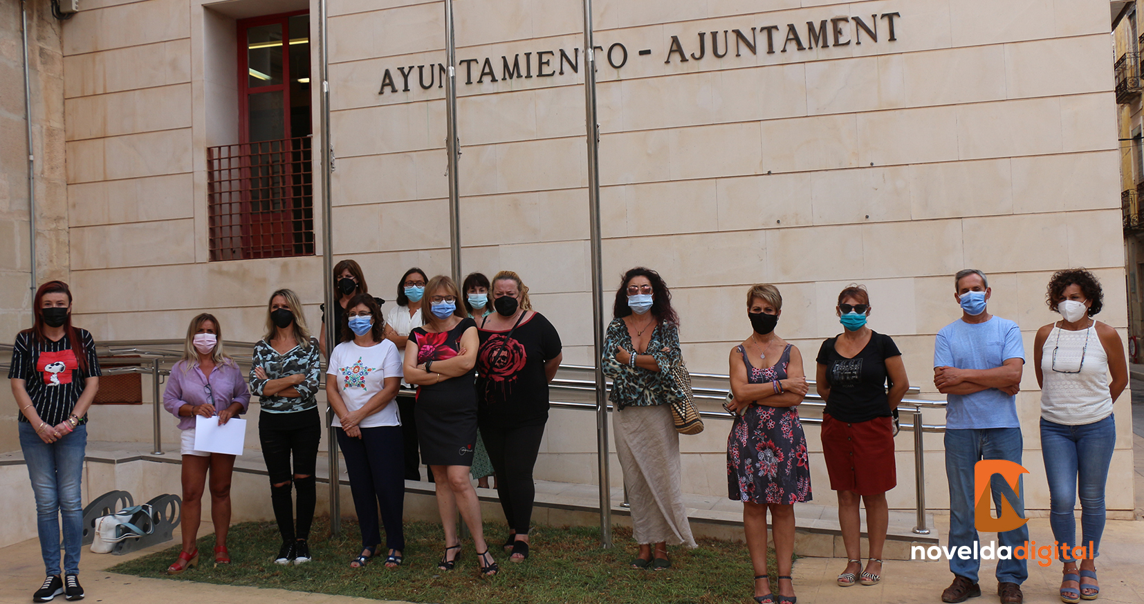 Minuto de silencio en los soportales del Ayuntamiento por la última víctima de violencia machista en la provincia de Alicante