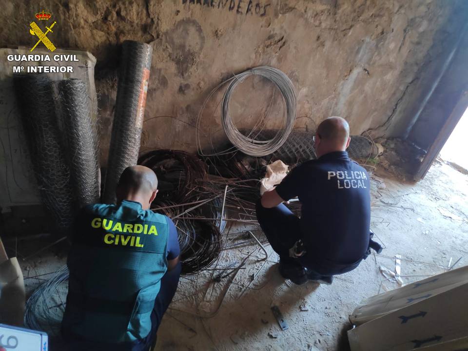 La Guardia Civil detiene a dos personas por numerosos robos en explotaciones agrícolas de Monforte del Cid