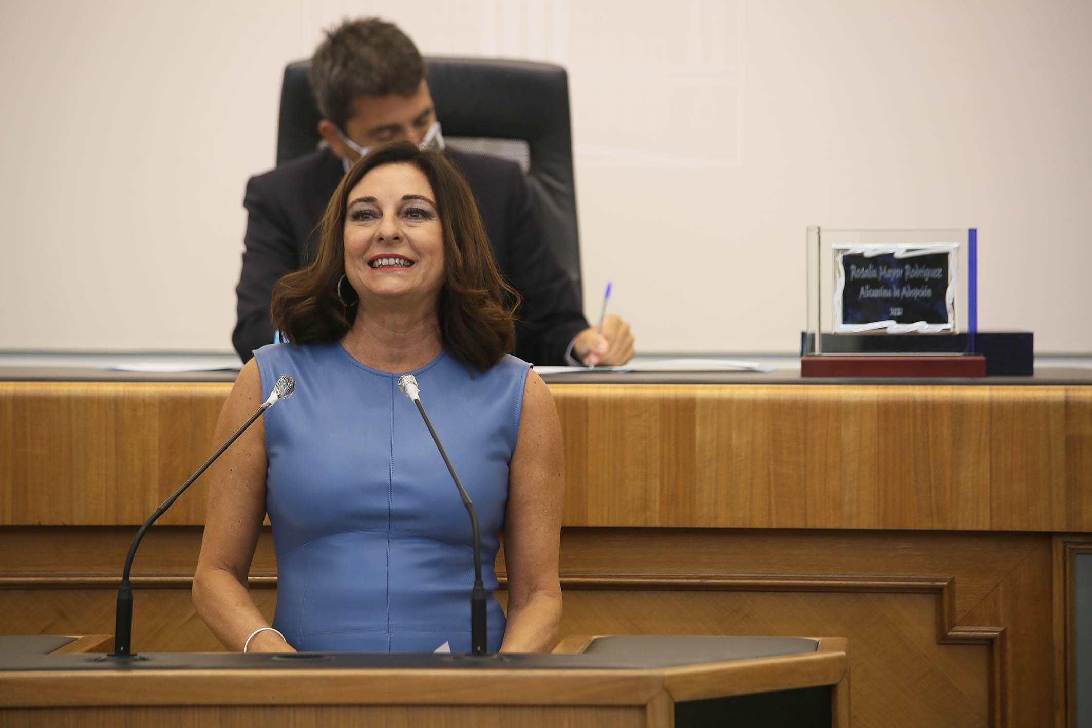 La periodista Rosalía Mayor recibe el título de ‘Alicantina de Adopción 2021’