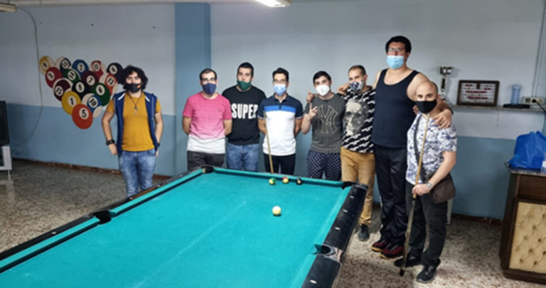 Un grupo de jóvenes aficionados visita el Club Billar Novelda