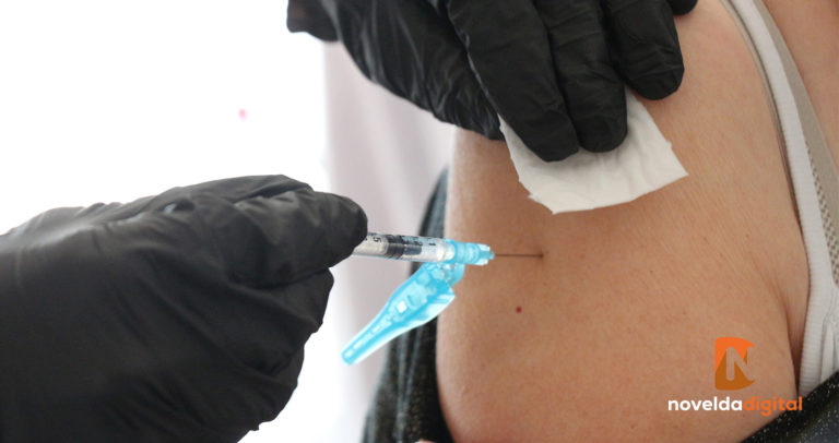 Comienza en Novelda la campaña de vacunación de la gripe y de la dosis de refuerzo contra la Covid-19 en mayores de 70