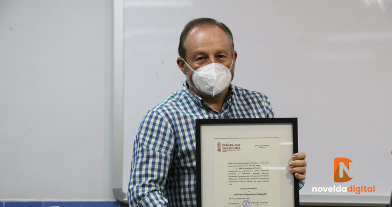 Antonio Esquembre recibe la Mención Honorífica de la Dirección Territorial de la Conselleria de Educación