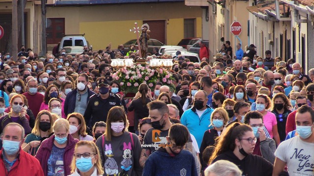 Santa María Magdalena, arropada por cientos de personas de vuelta a casa
