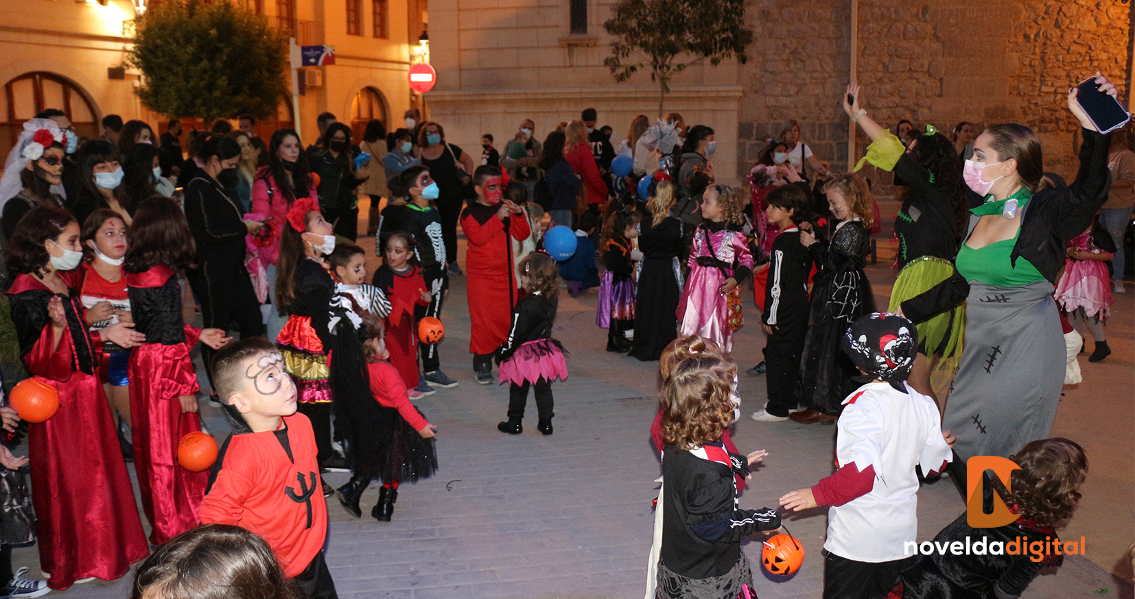 Niños y niñas disfrutan de Halloween en Novelda