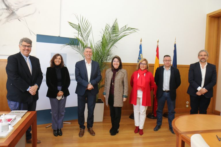 Amparo Navarro y Rafael Climent firman el convenio de creación de la Cátedra del Mármol de la Universidad de Alicante