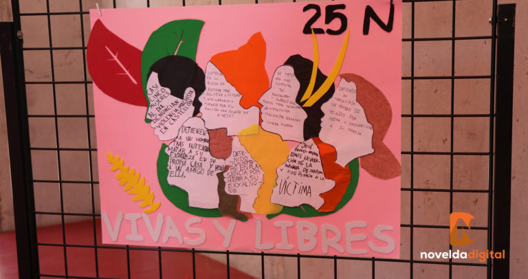 Inauguración de la exposición feminista de Collages de alumnos de 5º y 6º de Primaria con motivo del 25N