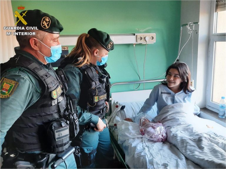 La Guardia Civil participa en una donación de muñecas artesanas en el Hospital General Universitario de Alicante