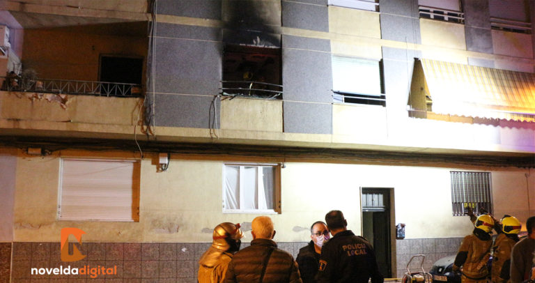 El incendio en la calle Goya finaliza sin daños personales pero con el domicilio destruido
